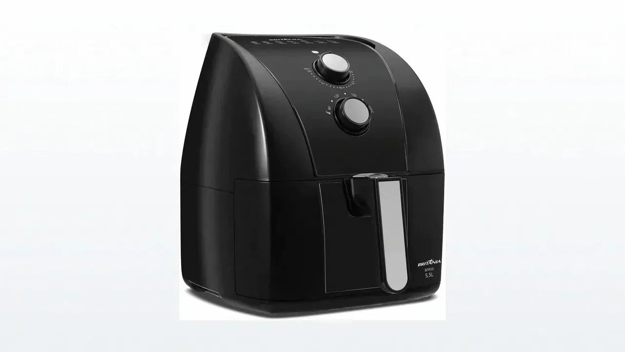 Air fryer Britânia 5,5 litros modelo BFR50 Redstone sobre bancada de cozinha