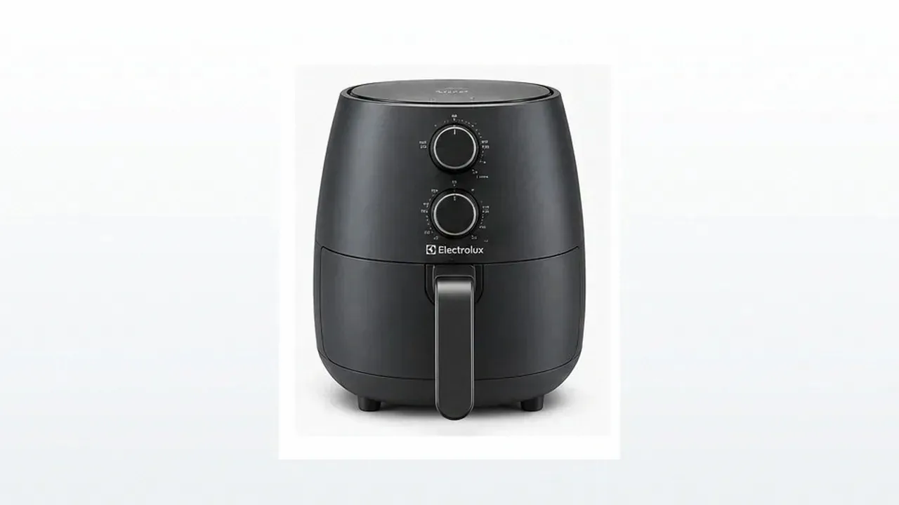 Air fryer Electrolux Rita Lobo modelo EAF40 sobre bancada de cozinha clara