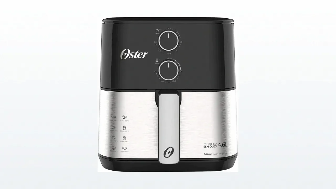 Air fryer Oster OFRT520 preta sobre bancada de cozinha